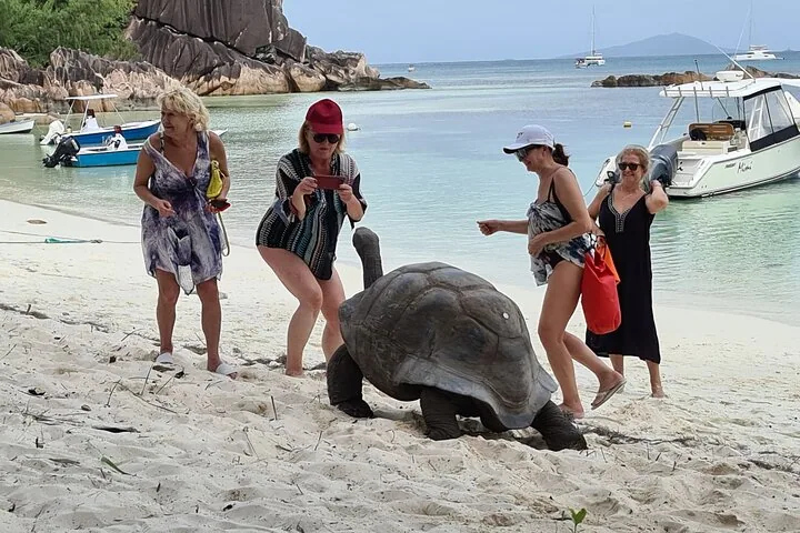 In barca privata: La Digue, Curieuse, St. Pierre e Anse Lazio — foto 2